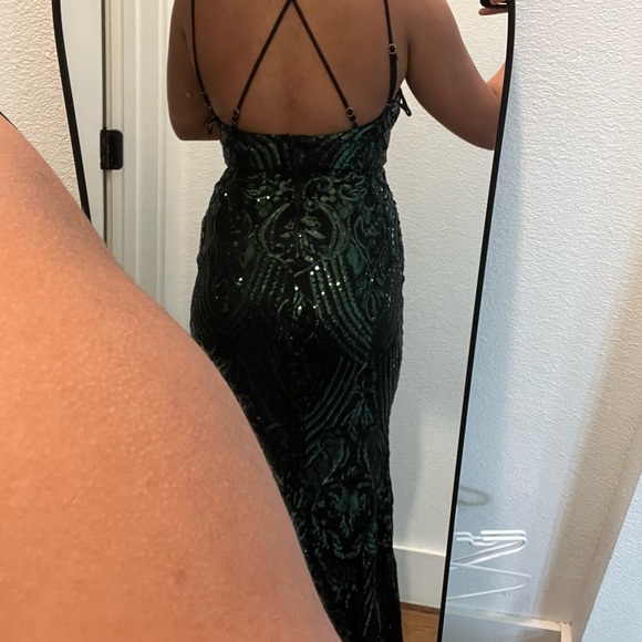 Elegant Green Sequin Gown - Picture 4 of 4
